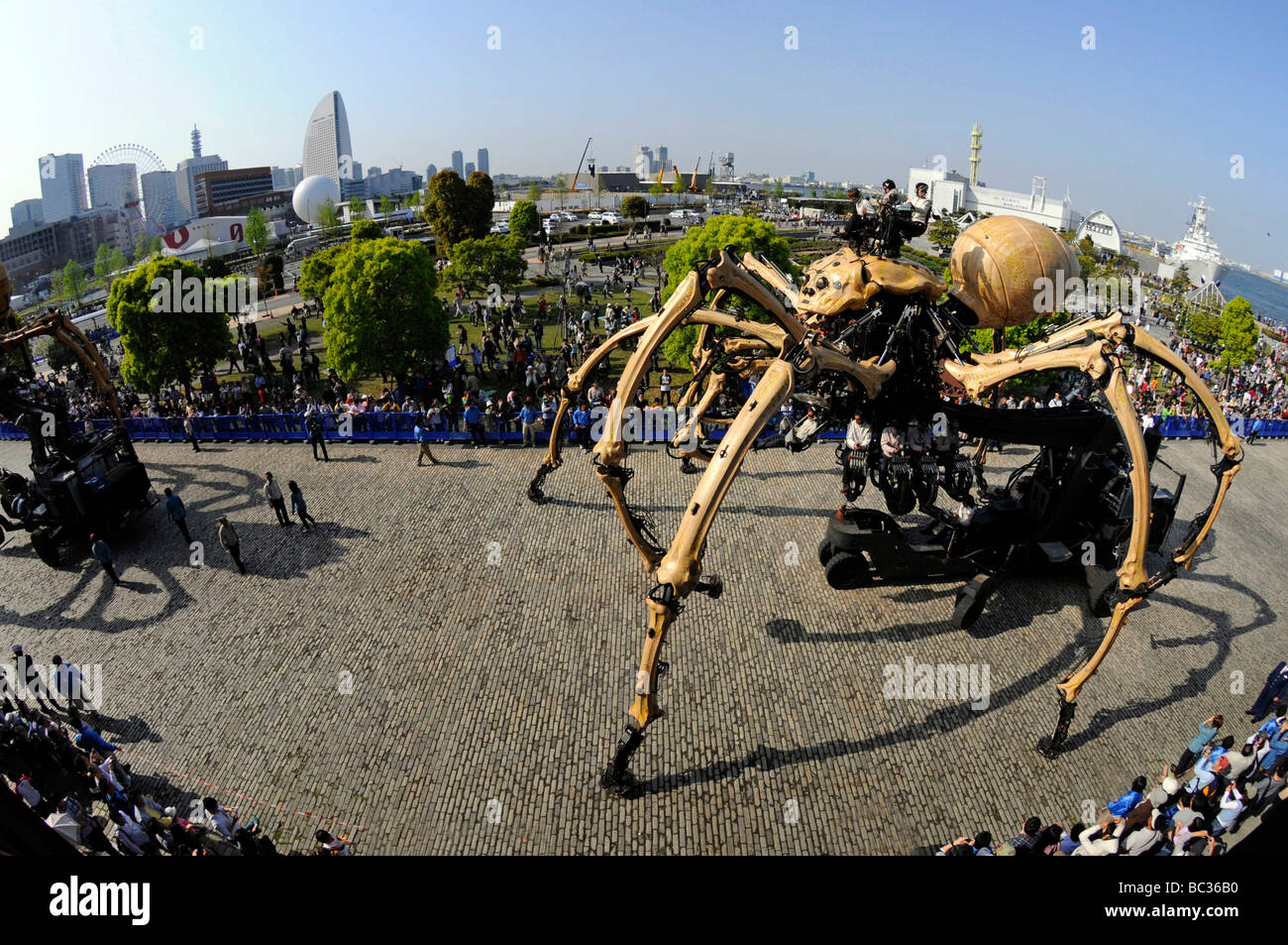 Yokohama (Giappone) : Street Theatre Company chiamata 'La macchina' (2009/04/19) Foto Stock