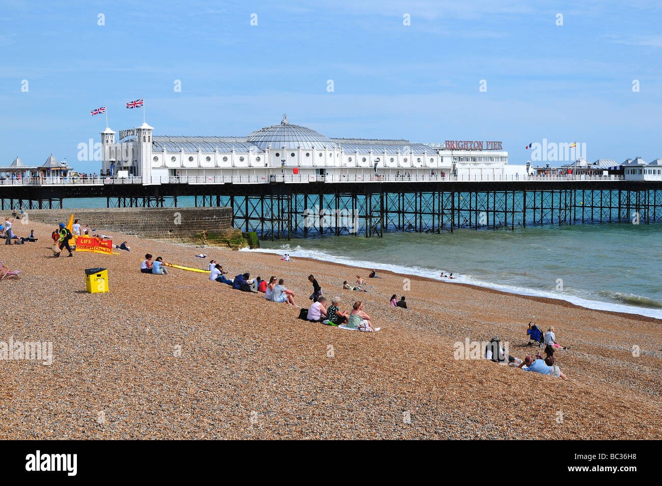 La spiaggia di Brighton Pier e Brighton, Inghilterra Foto Stock
