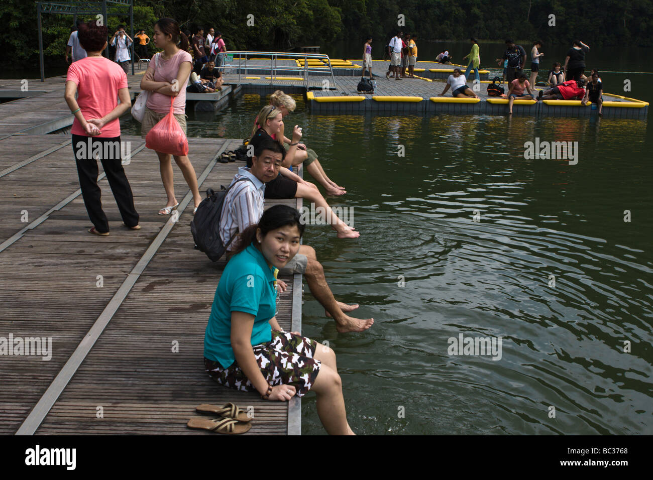 I turisti il raffreddamento i loro piedi in Tasik Dayang Bunting il lago della Fanciulla Incinta Foto Stock