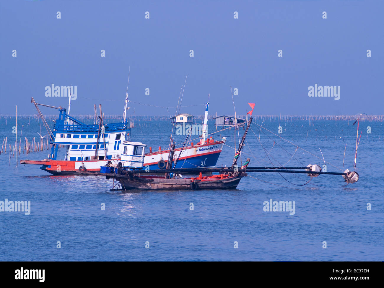 Due barche da pesca ormeggiate in acque poco profonde al di fuori di Chonburi nell est della Thailandia Foto Stock
