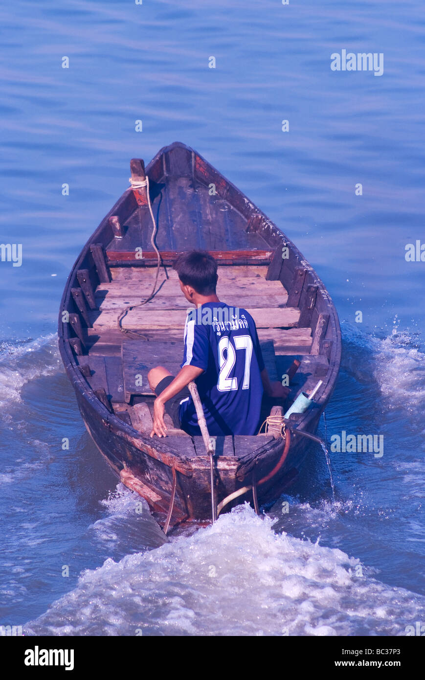 Piccole casette di legno barca da pesca che lascia il porto di Chonburi nell est della Thailandia Foto Stock