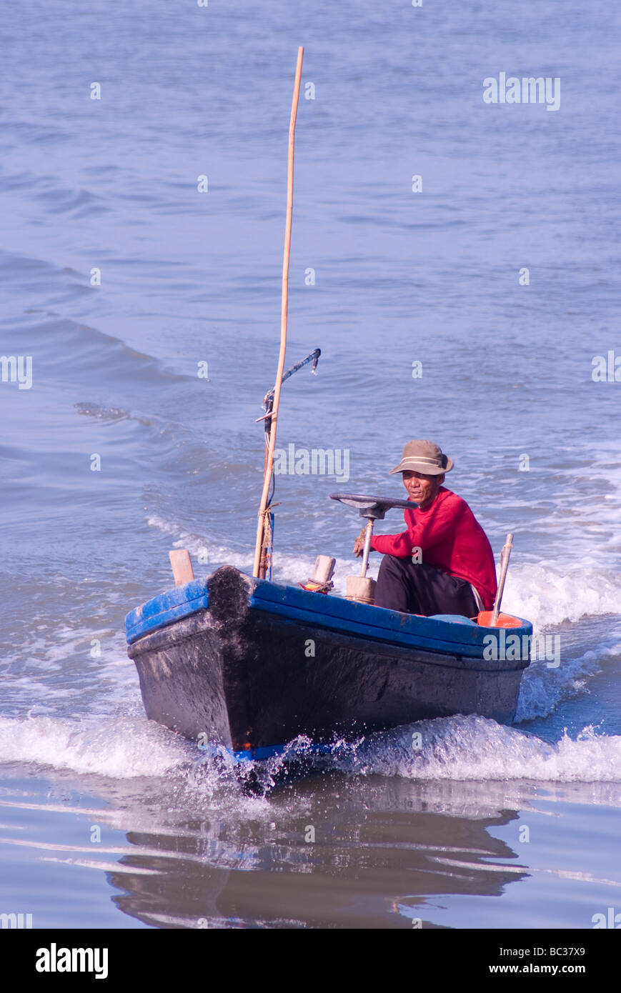 Piccola barca da pesca che arrivano al porto di Chonburi nell est della Thailandia Foto Stock