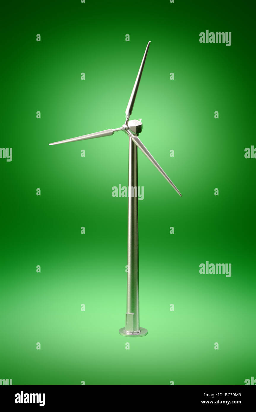 Un piccolo oggetto metallico turbina eolica su uno sfondo verde Foto Stock