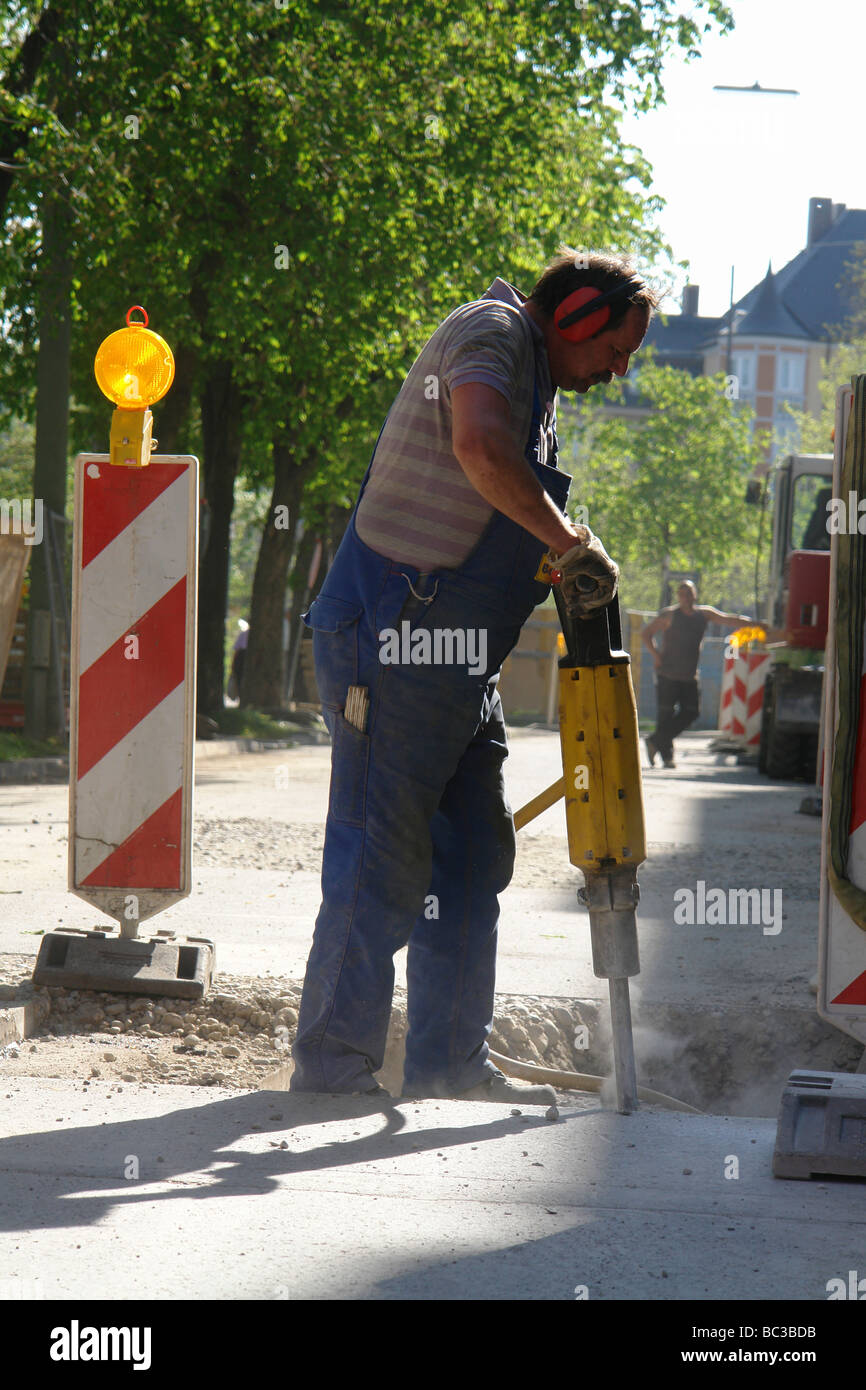 Lavoratore di strada con trapano pneumatico Foto stock - Alamy