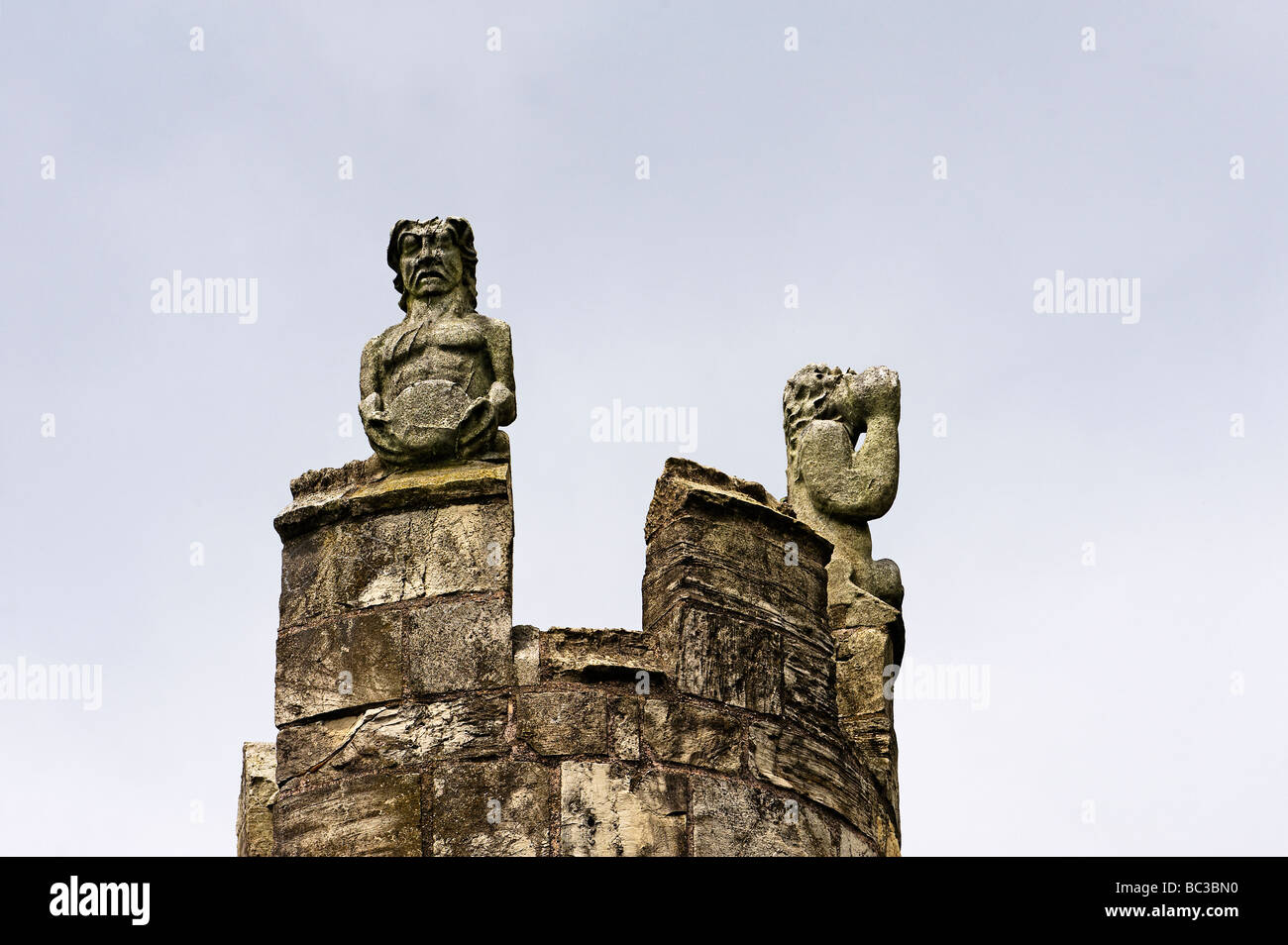 Statures sulla parte superiore della torretta del monaco Bar porta (Monkgate) in York Foto Stock