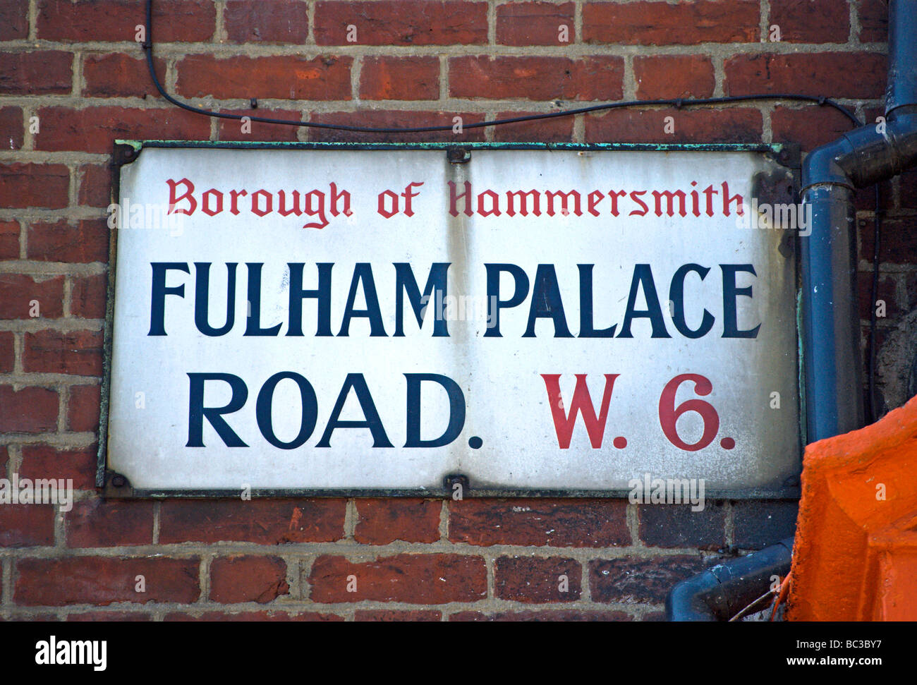 Il vecchio nome della strada segno per Fulham Palace Road, West London, England, con Londra cap W.6 Foto Stock