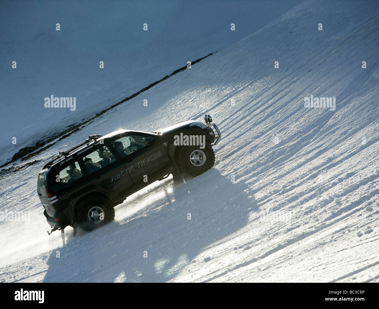 Jeep che viaggiano sulla neve off road, Landmannalaugar, Highlands Centrali, Islanda Foto Stock