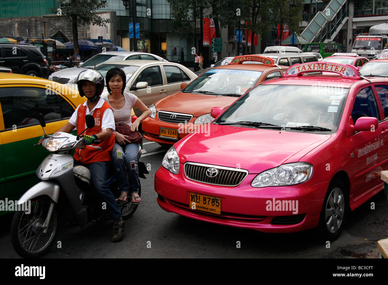 Taxi a Bangkok il traffico Foto Stock