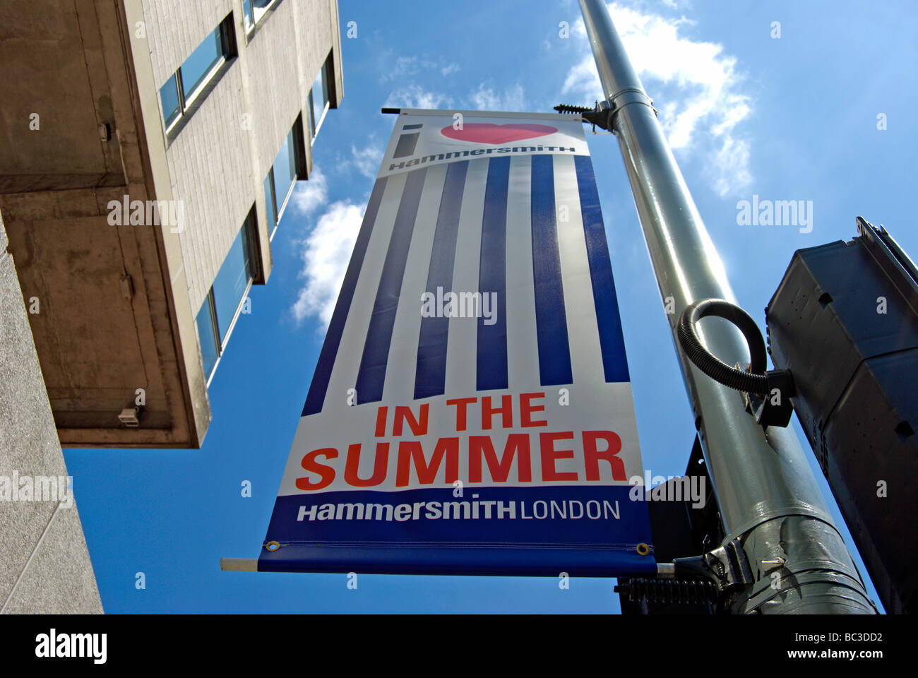 Io amo la hammersmith in estate banner sollevato su strade locali dal Consiglio nel quartiere londinese di Hammersmith e Fulham Foto Stock