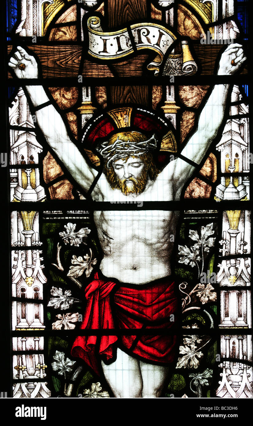 Vetrata colorata di James Powell & Sons (1872) raffigurante la crocifissione di Gesù. St Peter's Church, Kineton, Warwickshire Foto Stock