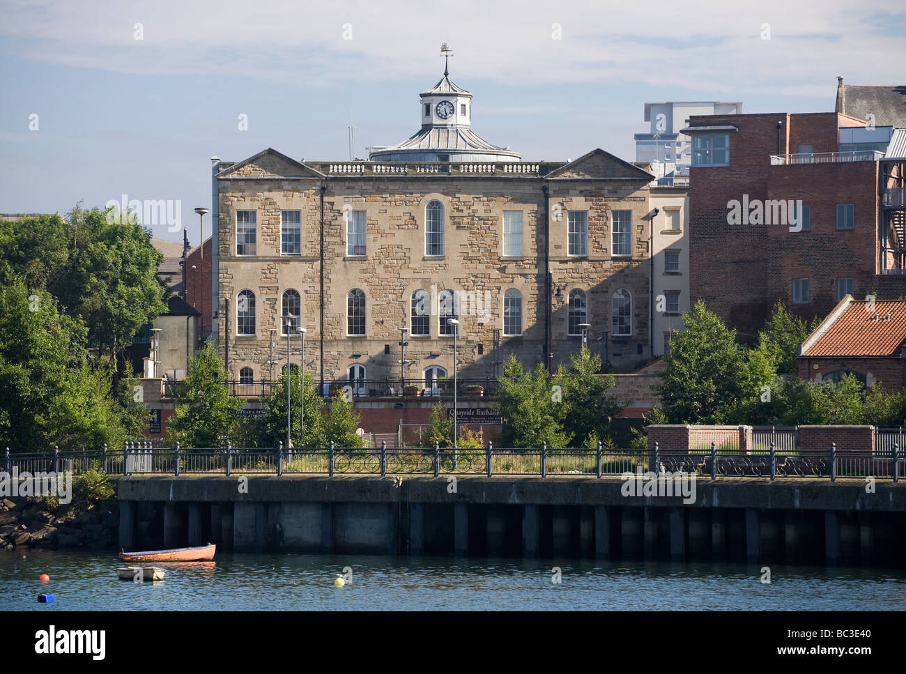 La parte posteriore della banchina di Exchange building, visto attraverso il fiume usura, a Sunderland, England, Regno Unito Foto Stock