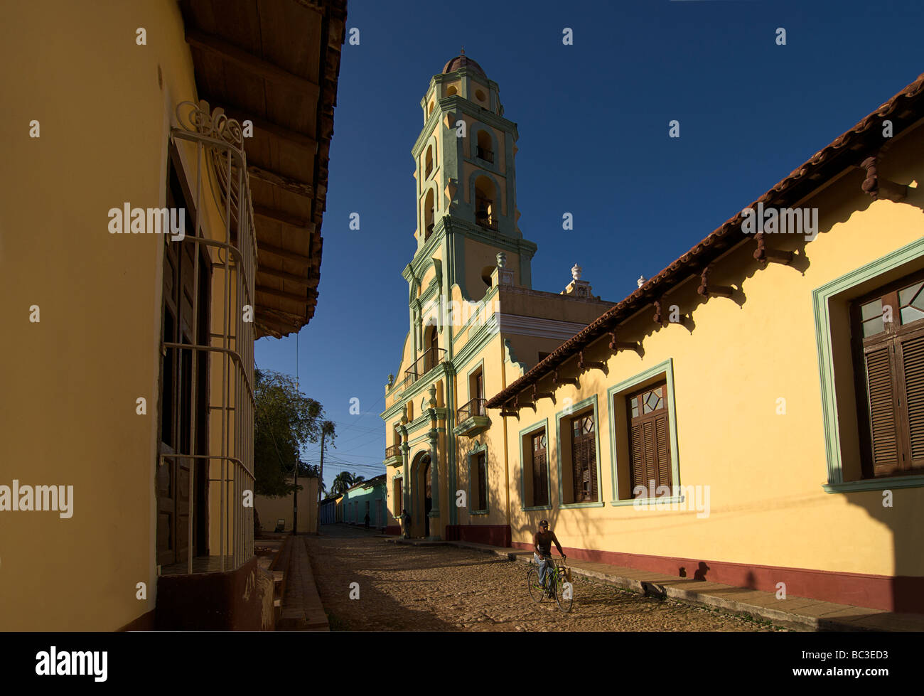 Cubano scena di strada al di fuori del convento di San Francisco, Trinidad, Cuba. Ciclista Foto Stock