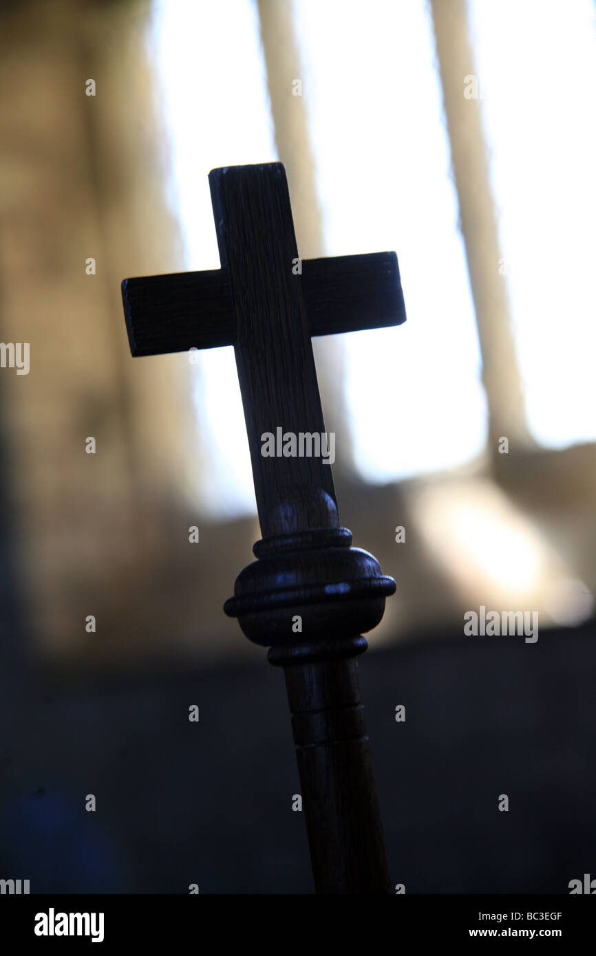 Croce di legno il simbolismo religioso Chesterton Chiesa Warwickshire Foto Stock
