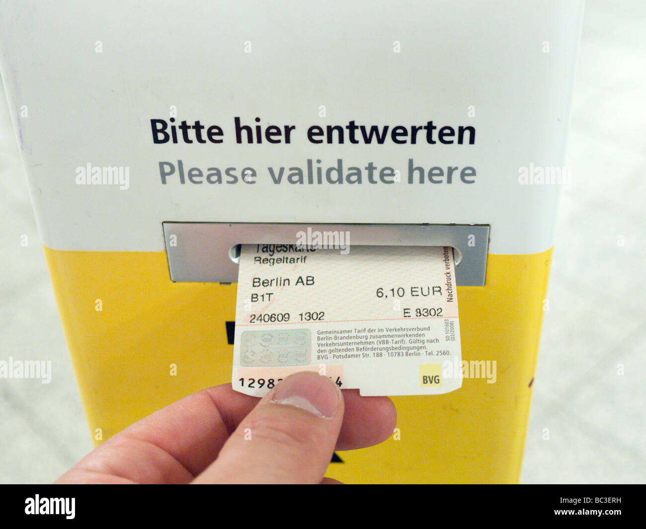 Dettaglio del biglietto della metropolitana macchina di convalida sulla piattaforma della stazione ferroviaria sotterranea a Berlino Germania Foto Stock