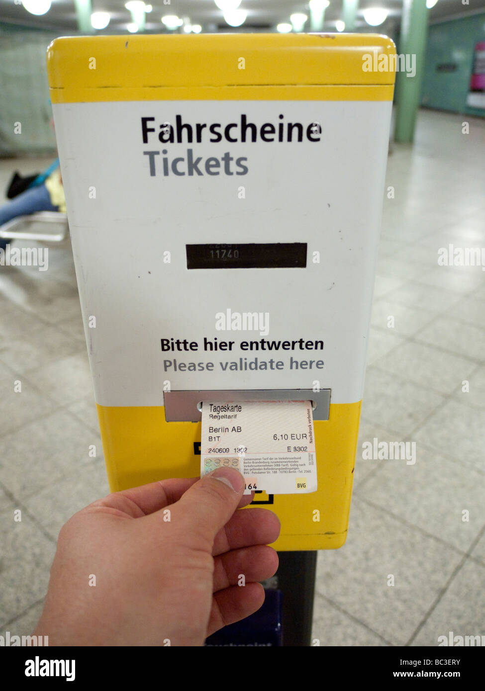 Dettaglio del biglietto della metropolitana macchina di convalida sulla piattaforma della stazione ferroviaria sotterranea a Berlino Germania Foto Stock