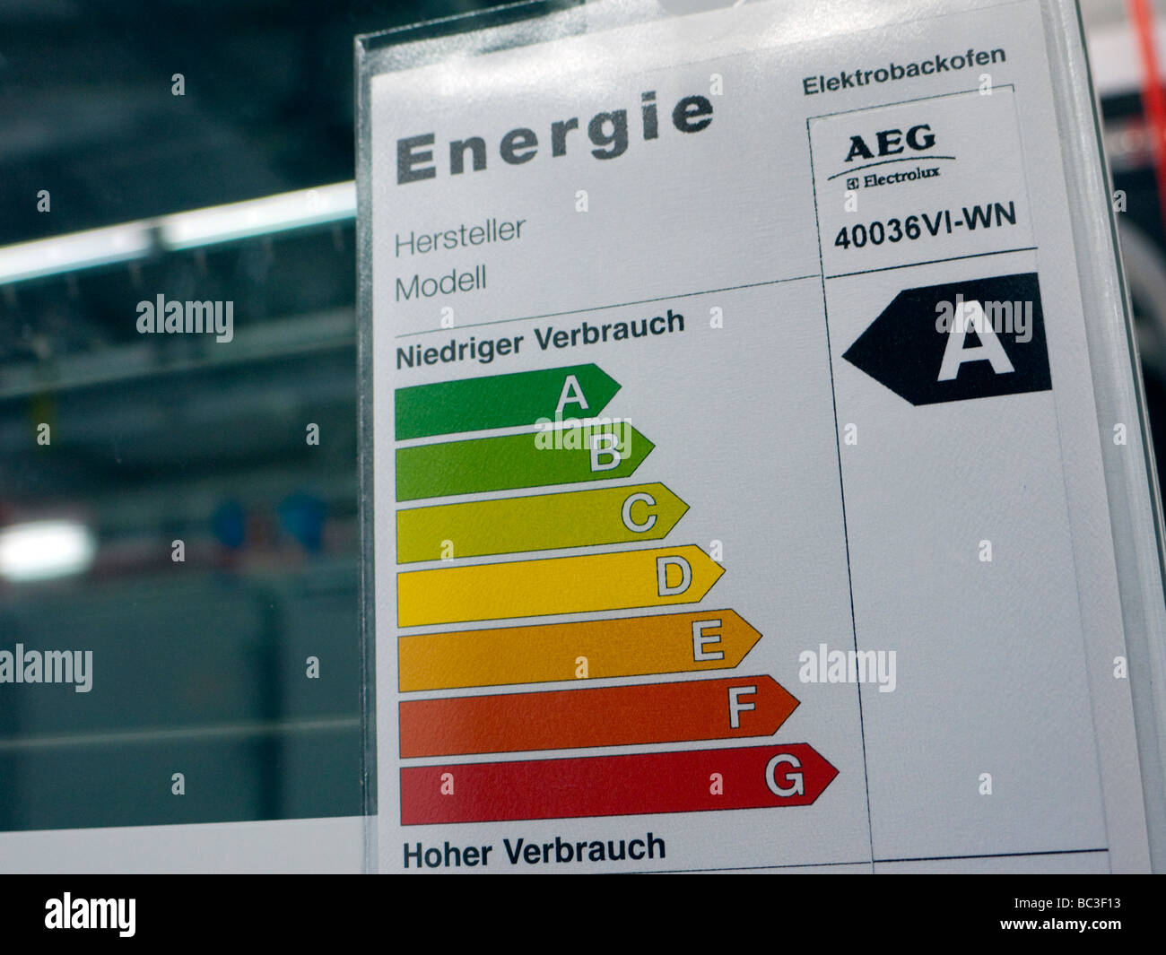 Dettaglio della categoria di efficienza energetica etichetta su apparecchio elettrico in negozio in Germania Foto Stock