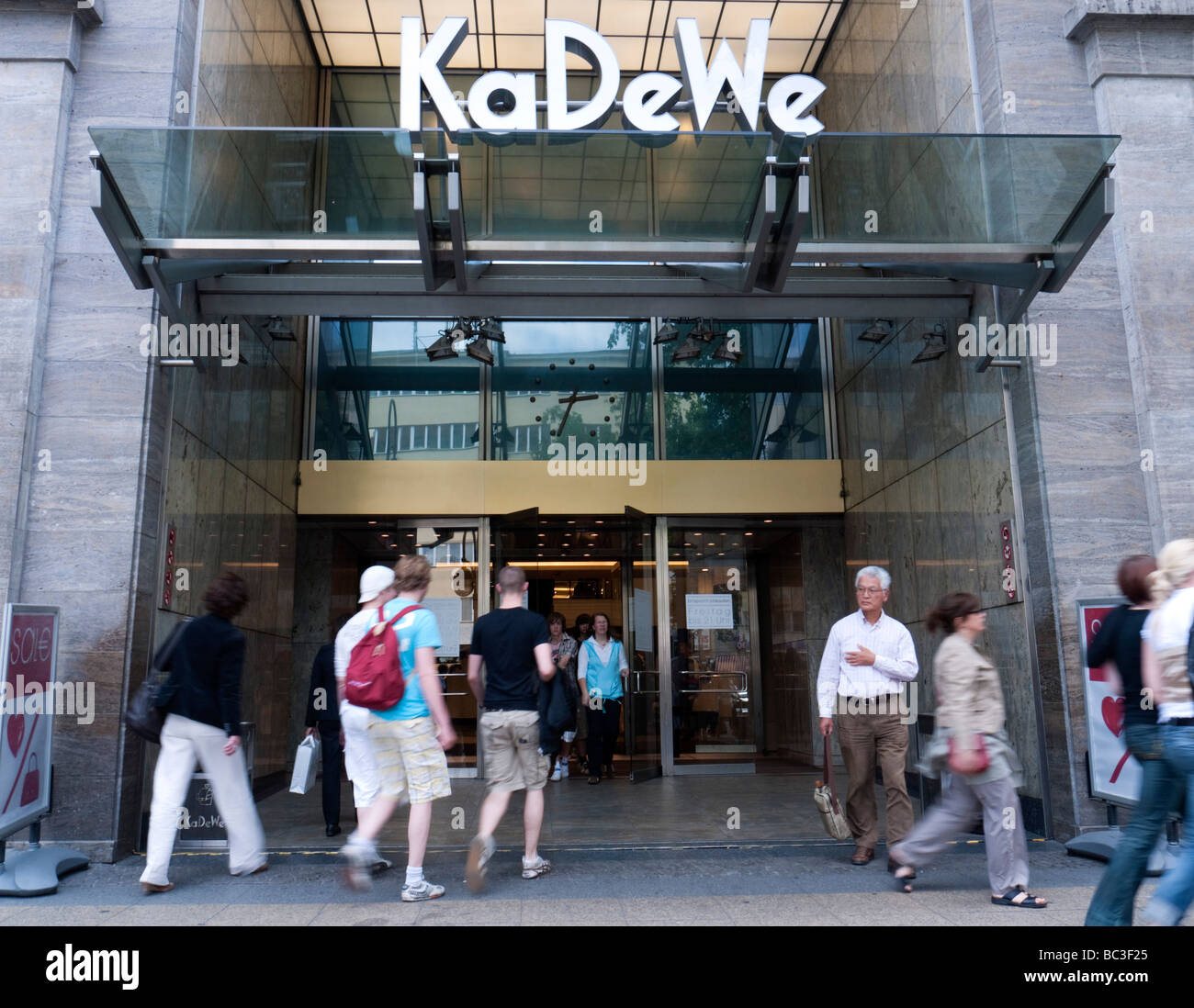 Ingresso al famoso grande magazzino KaDeWe in via Tauentzien a Berlino, Germania Foto Stock