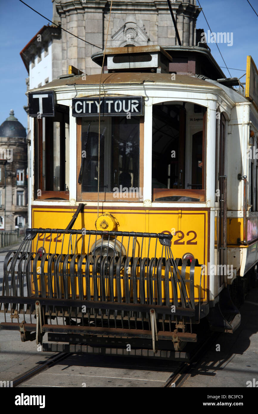 Un vecchio tram ancora in operazione nel porto del Portogallo al di fuori della Torre dos Clérigos tower Foto Stock