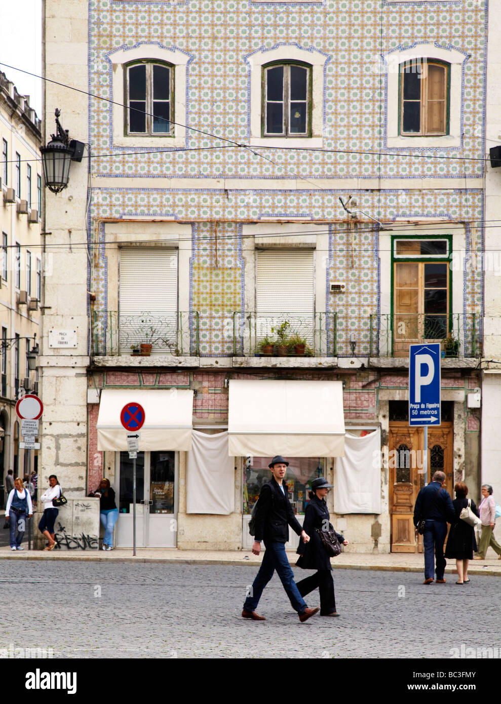 Strade scena, città vecchia Lisbona, Portogallo Foto Stock