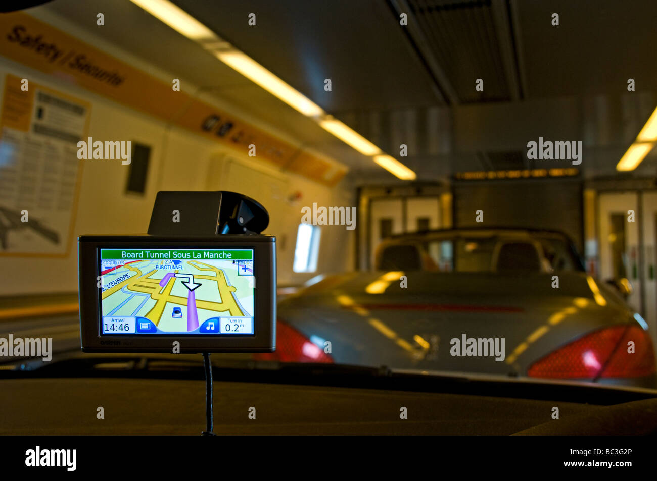 Imbarco 'l' inversore canale trasversale Eurotunnel treno con la  navigazione satellitare GPS schermo che mostra la posizione della macchina  Foto stock - Alamy