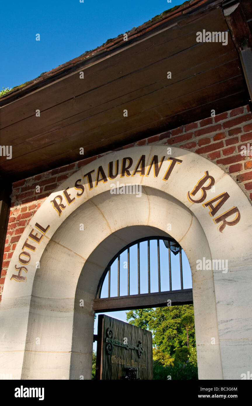 Hotel di lusso ristorante bar arcuata di entrata in pietra a Chateau de Montreuil sur Mer Francia Foto Stock