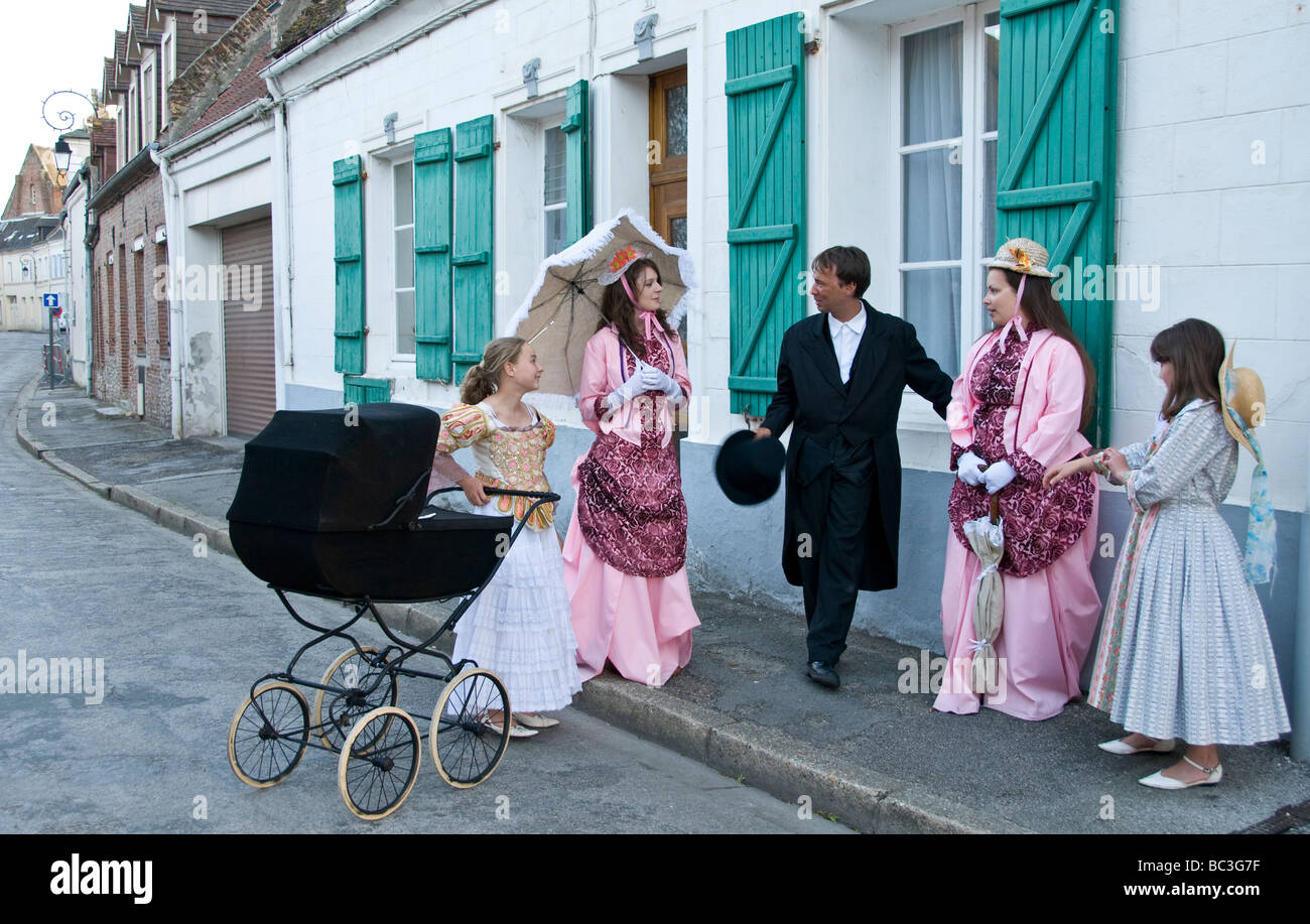 Gruppo locale di giovani artisti vestito nel XVIII C costume francese,rivivere ultimi temi storici in Montreuil sur Mer Francia Foto Stock