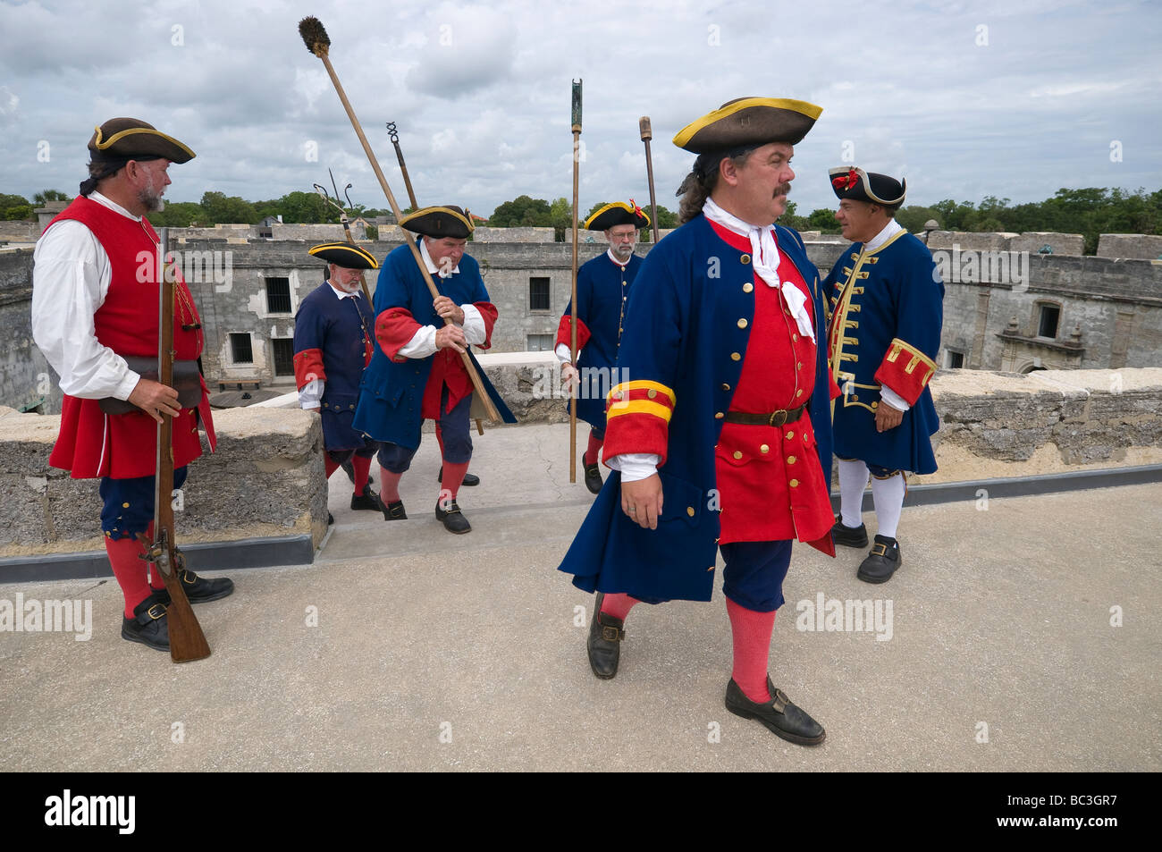 Attori vestiti nel XVII secolo in stile coloniale spagnolo esercito uniforme,  Castillo de San Marcos, Sant'Agostino, Florida Foto stock - Alamy