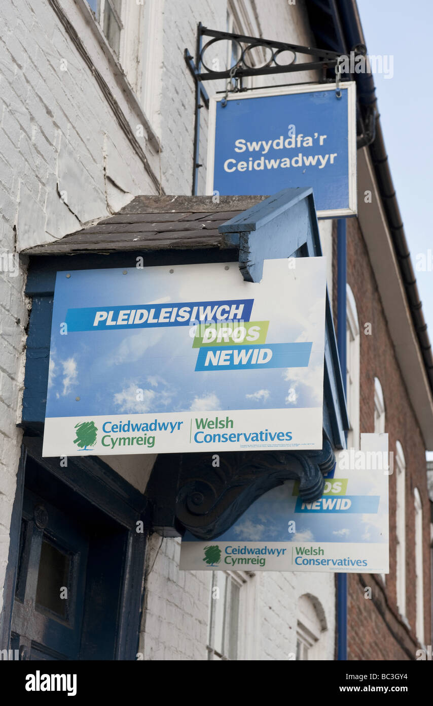 Elezione bilingue segni sul highstreet uffici del gallese partito conservatore Foto Stock
