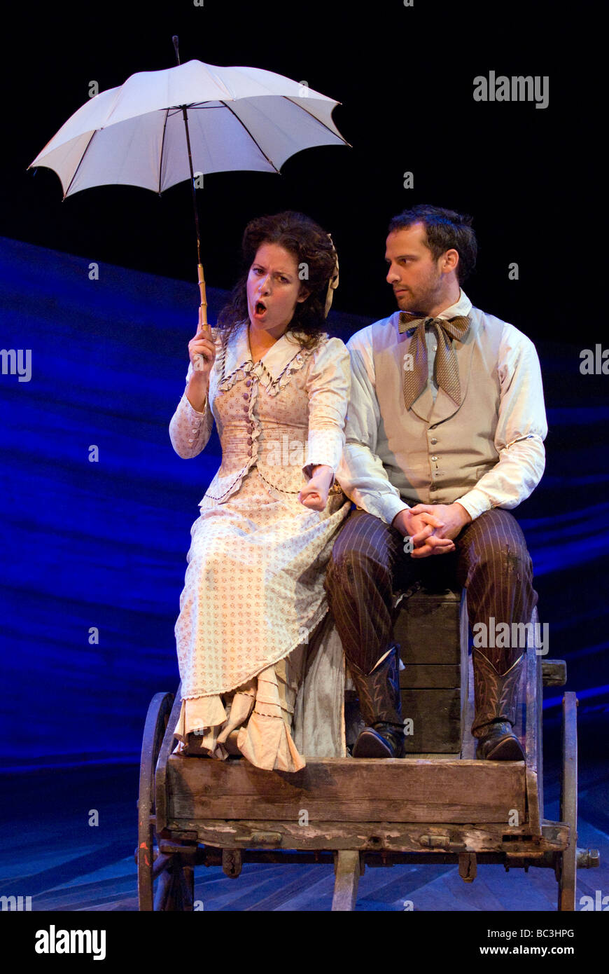 Natalie Casey come Ado Annie & Muichael Rouse come Parker in Oklahoma! Chichester Festival Theatre, Giugno 2009. Foto Stock