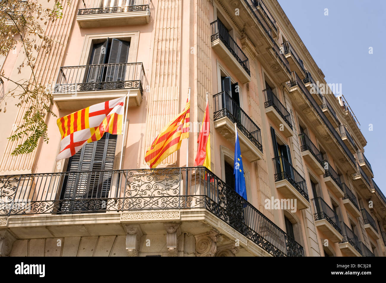 Bandiera della Catalogna, 'Senyera' vola dai balconi di uffici e appartamenti in Barcellona, Spagna. Foto Stock