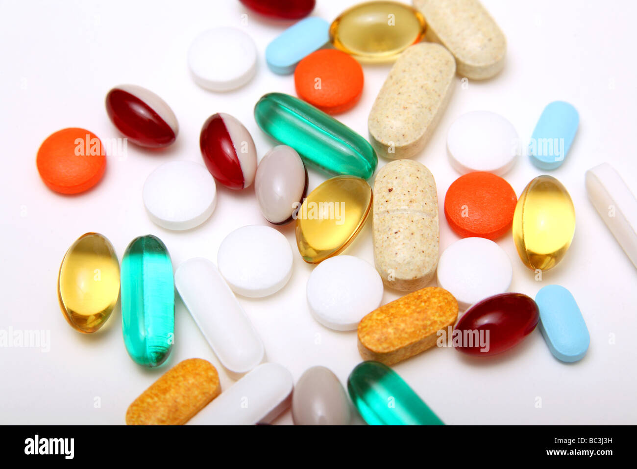 La medicazione e la vitamina pillole compresse e capsule su sfondo bianco Foto Stock