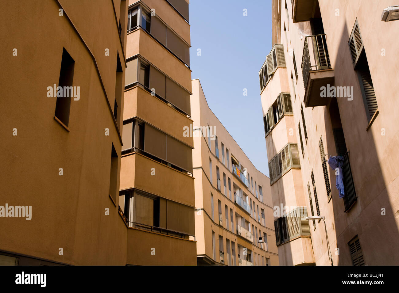 Moderno e densamente impaccati edifici di appartamenti nella zona di El Born di Barcellona. Foto Stock