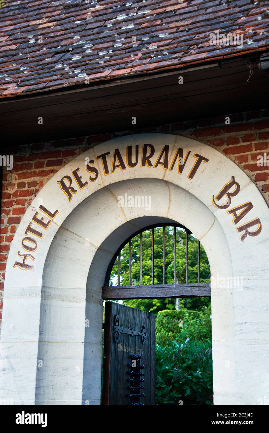 Hotel di lusso ristorante bar arcuata di entrata in pietra a Chateau de Montreuil sur Mer Francia Foto Stock
