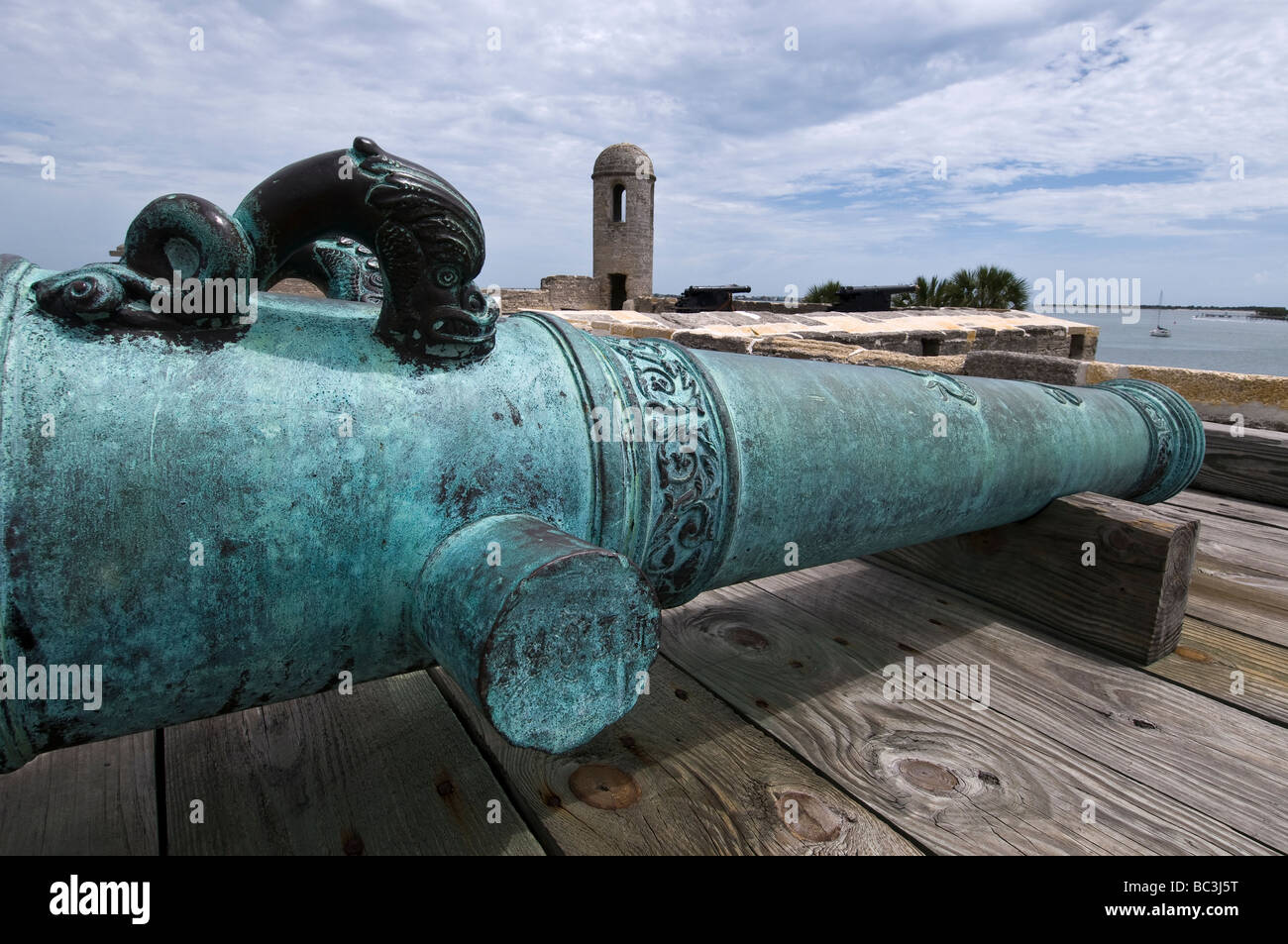 Cannone in ottone sulla pistola superiore Deck trascura Matanzas Baia, il Castillo de San Marcos, Sant'Agostino, Florida Foto Stock