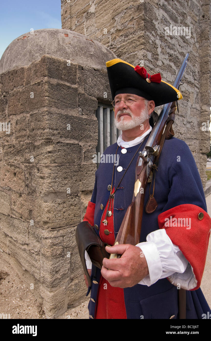 Attori nel XVIII secolo esercito spagnolo uniformi portano fucili flintlock come guardia storiche porte della Città Sant'Agostino Florida Foto Stock