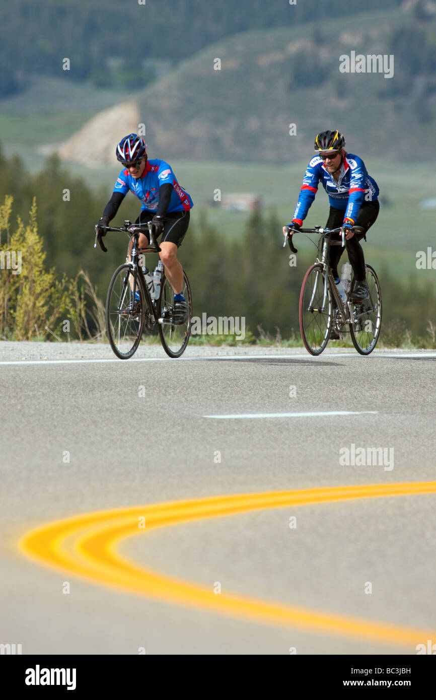 I ciclisti equitazione sulla Highway 50 oltre la Monarch passano in Colorado durante la corsa annuale Rockies tour in bicicletta Foto Stock