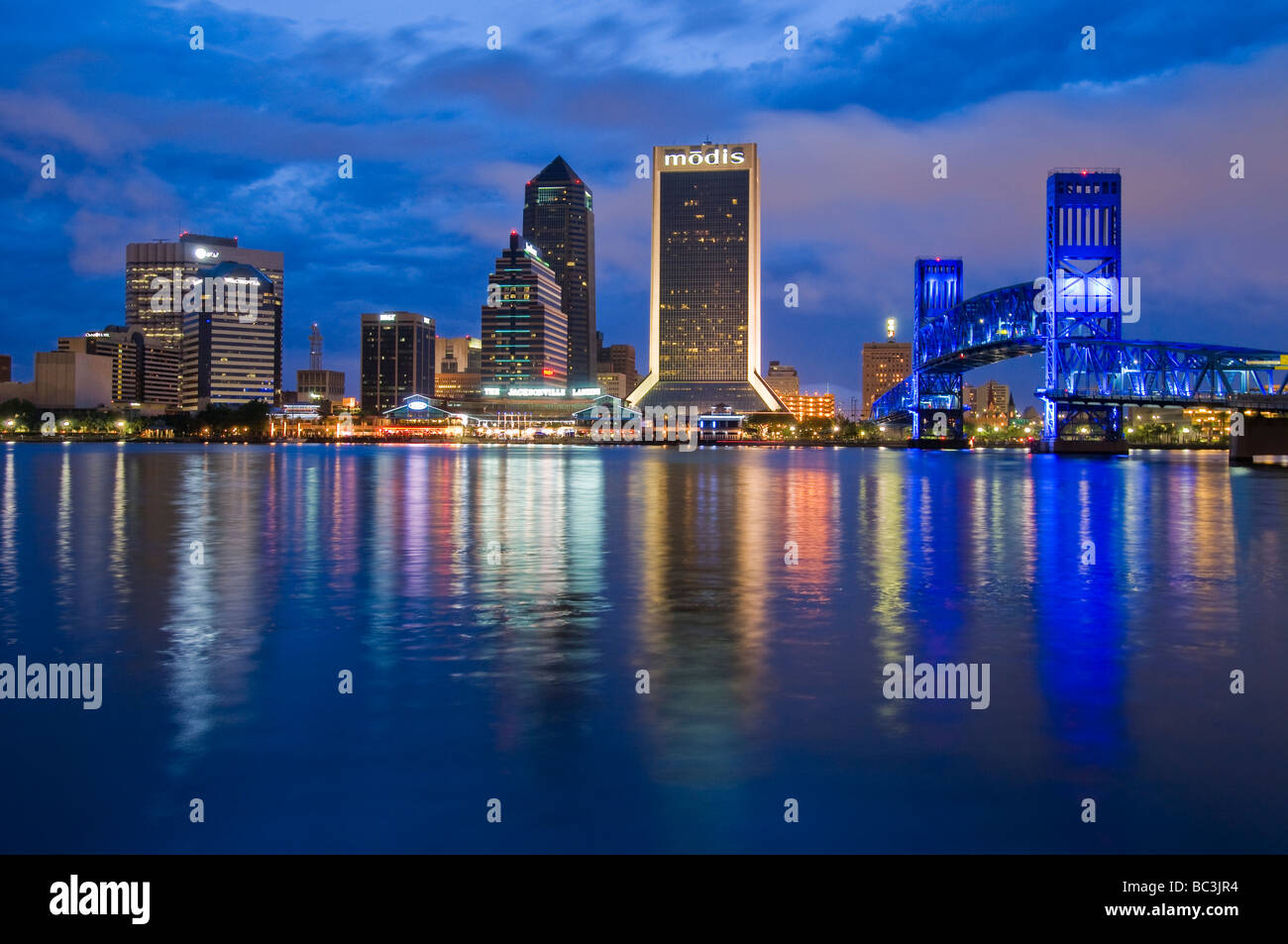 Jacksonville in Florida skyline del centro riflette in St Johns River Foto Stock