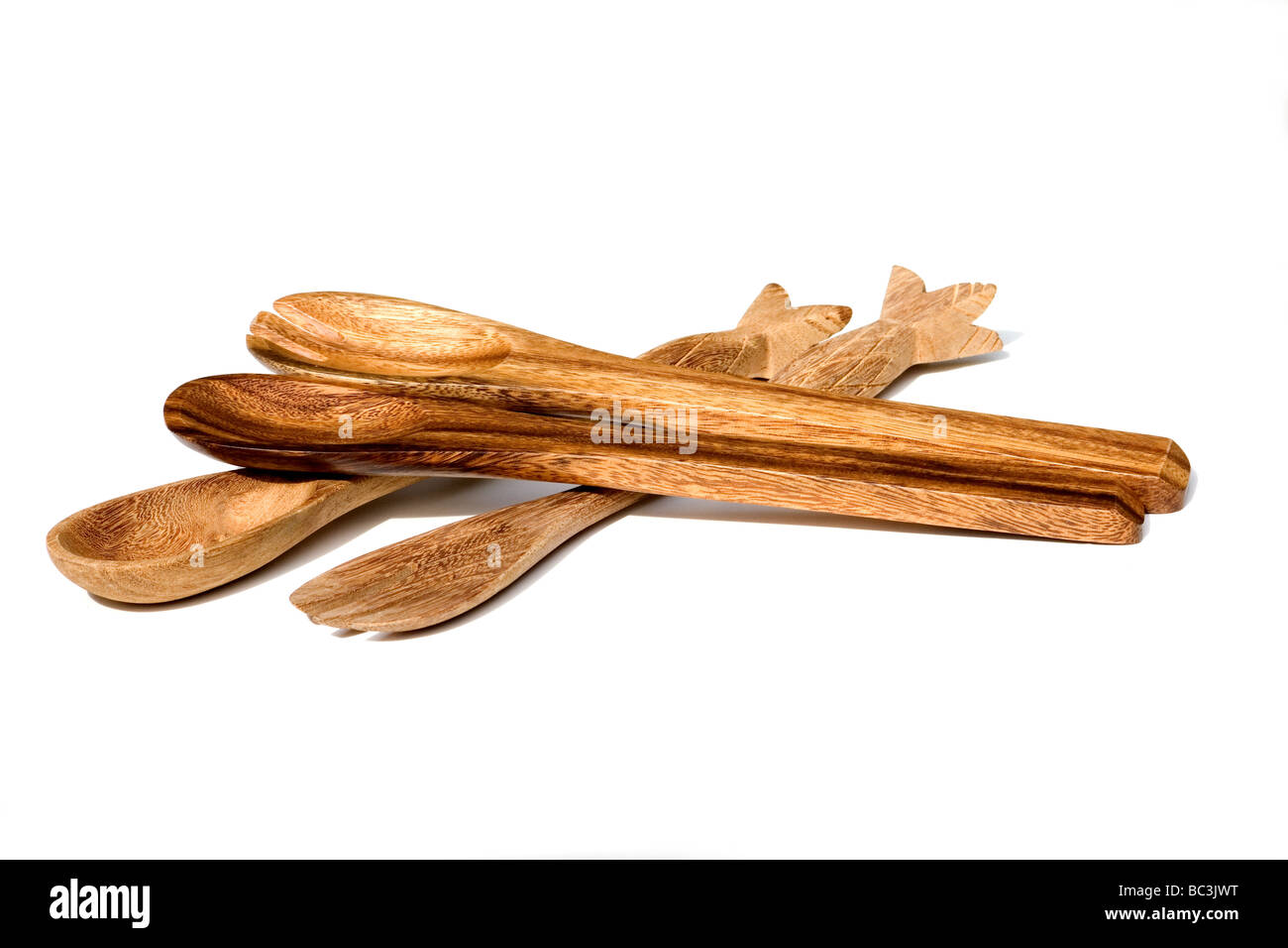 Close-up di legno intagliato cucchiai su sfondo bianco Foto Stock