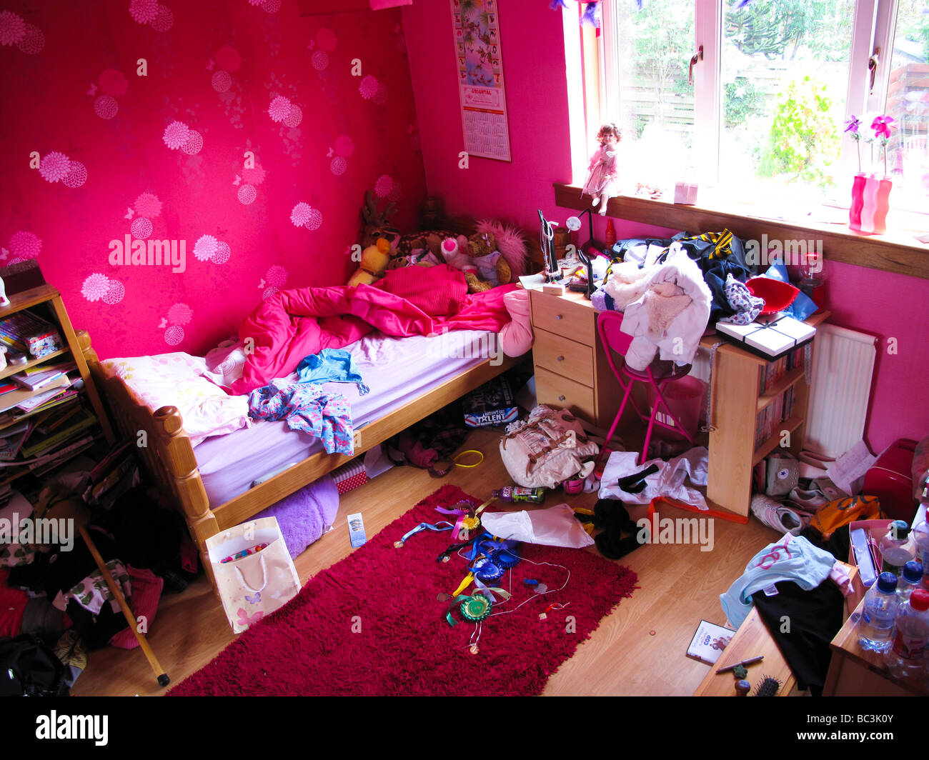 Ragazze disordinato camera da letto Foto Stock