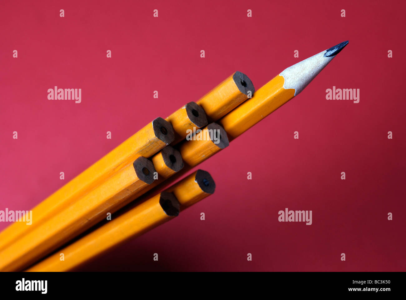 Matita appuntita spicca come diversi dalla folla Foto Stock