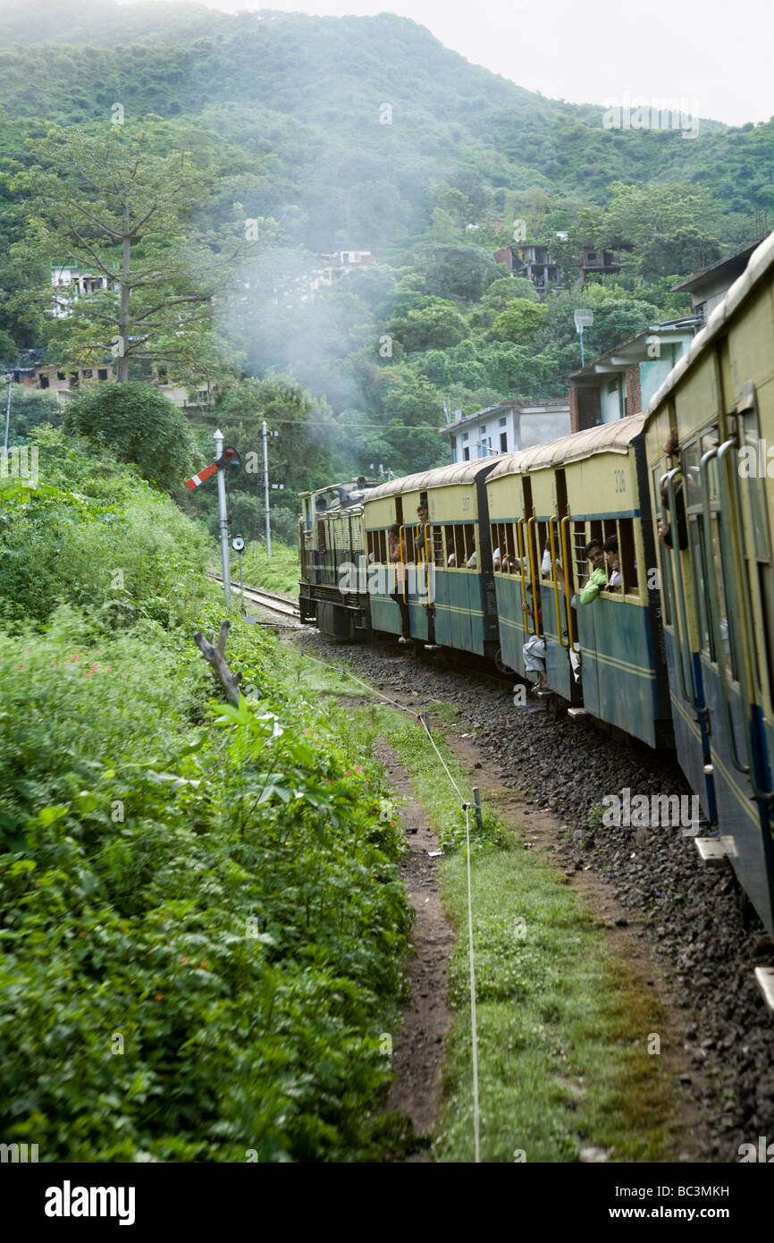 Treno e carrelli sulle Kalka-Shimla ferrovia. Shimla, India. Foto Stock