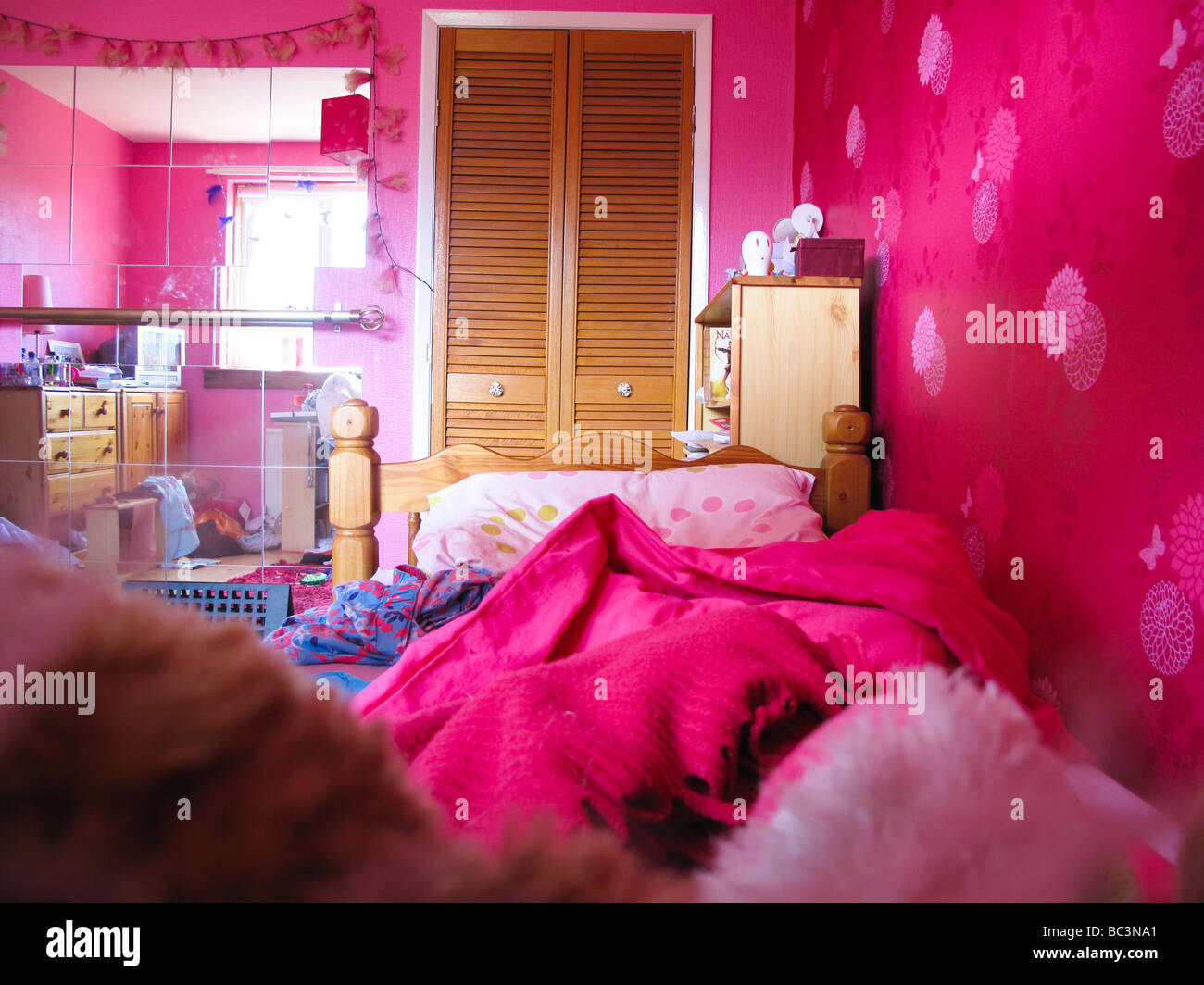 Ragazze disordinato camera da letto Foto Stock