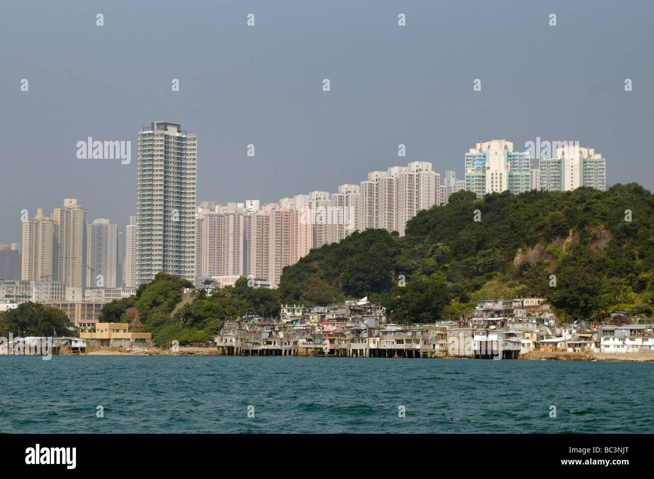 Hong Kong, guardando il Rennie's Mill e Tseung Kwan O dal Porto di Hong Kong. Foto Stock