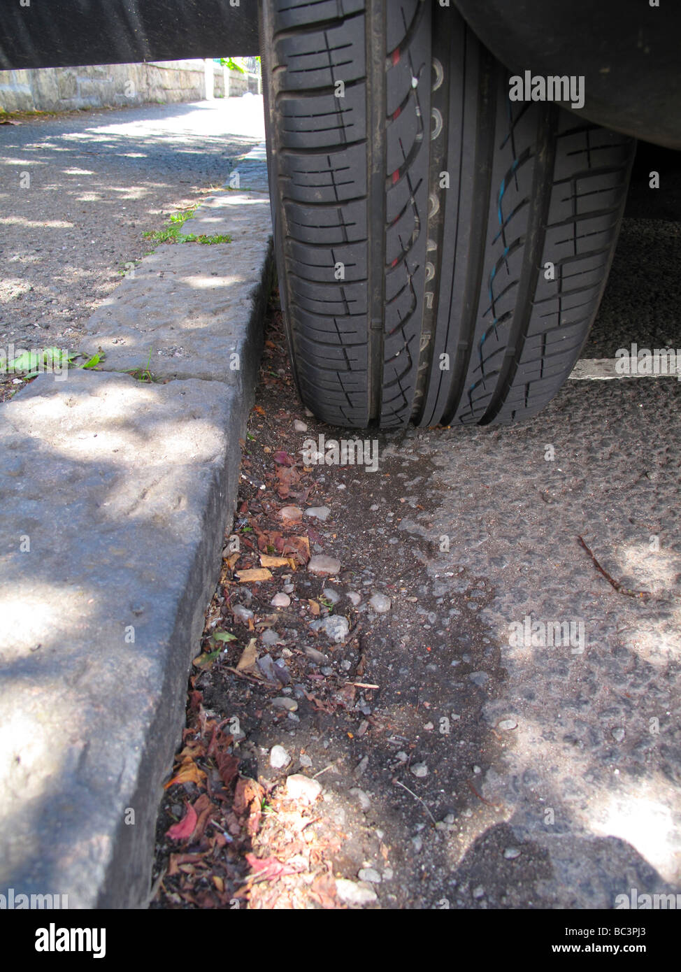 Auto parcheggiata pneumatico a frenare Foto Stock