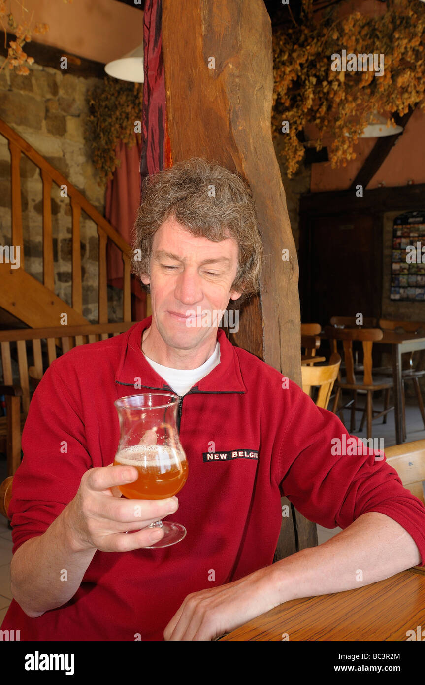 Dany Prignon, proprietario e brewer presso la birreria Fantome, Belgio, campioni di alcune delle sue birre nel suo piccolo brewery bar. Foto Stock