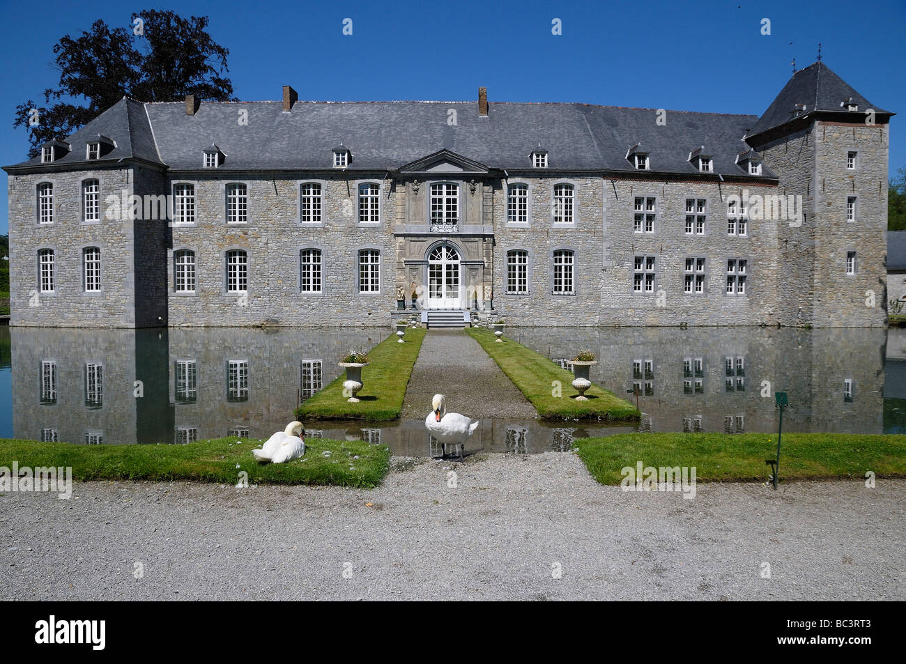 Il castello nel centro del Jardins d'acqua Annevoie giardino vicino a Namur e Dinant in Vallonia, Belgio. Foto Stock