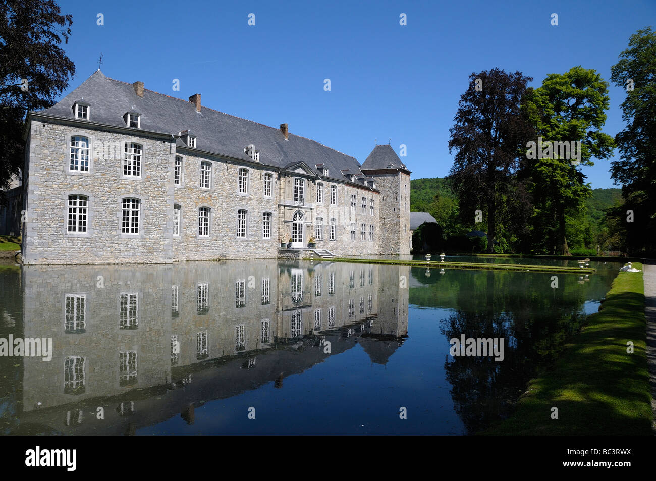 Il castello nel centro del Jardins d'acqua Annevoie giardino vicino a Namur e Dinant in Vallonia, Belgio. Foto Stock