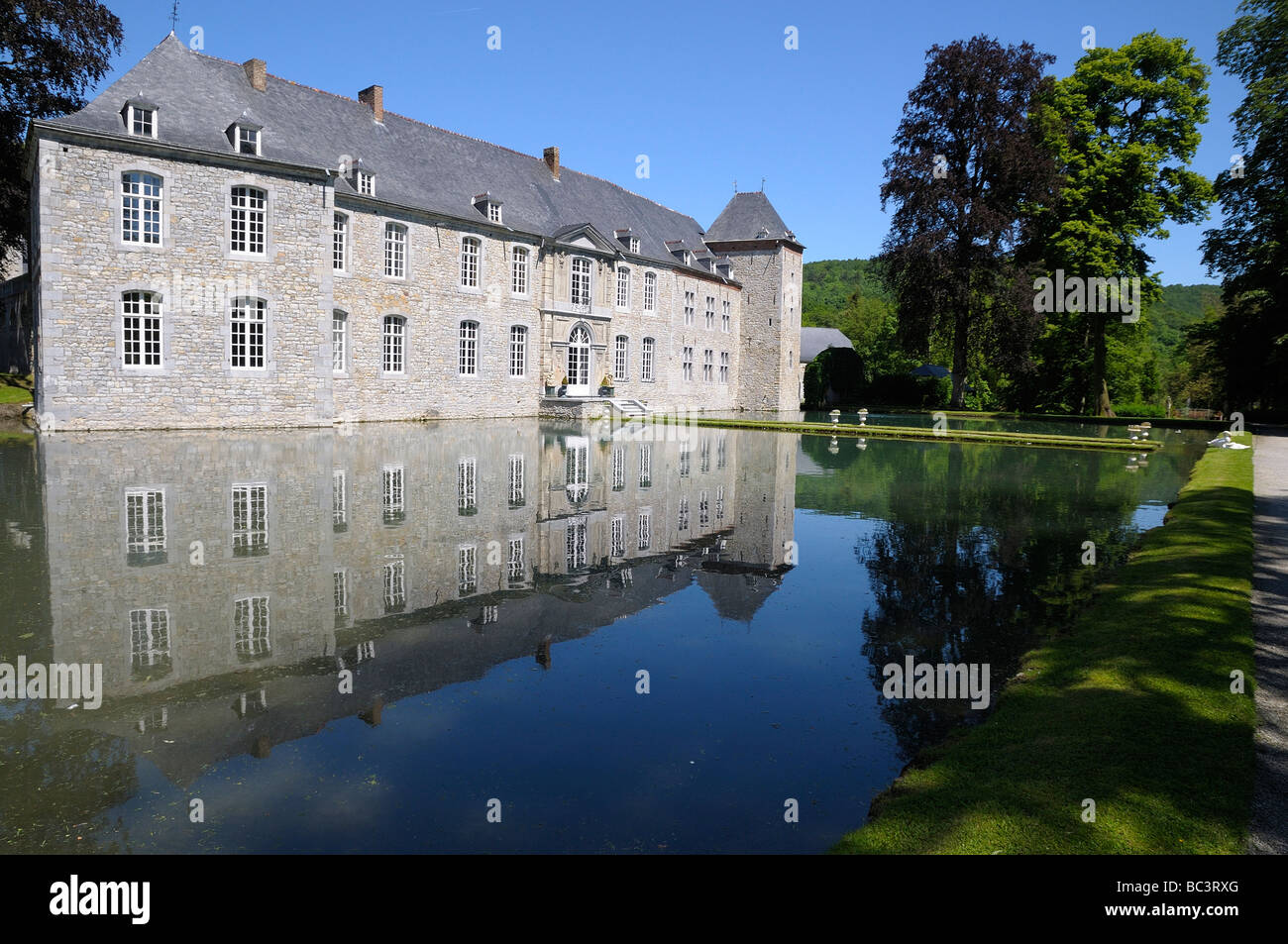 Il castello nel centro del Jardins d'acqua Annevoie giardino vicino a Namur e Dinant in Vallonia, Belgio. Foto Stock