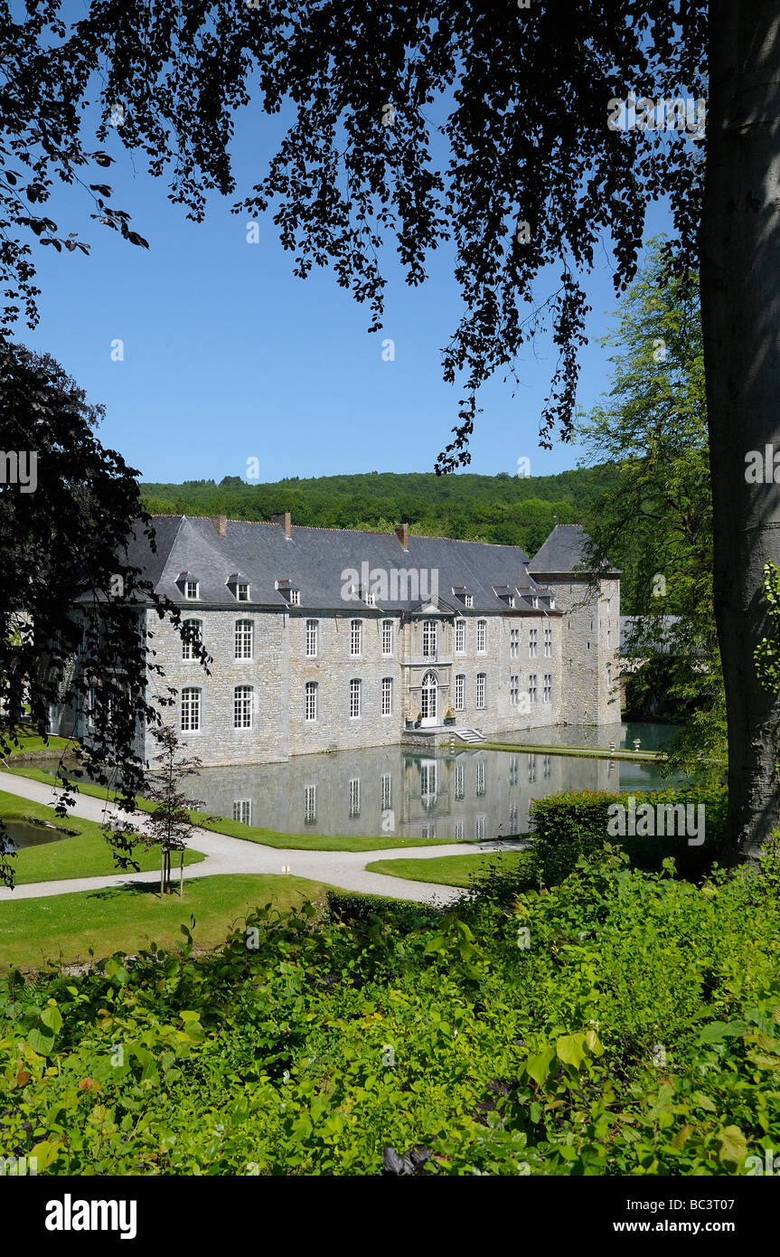 Il castello nel centro del Jardins d'acqua Annevoie giardino vicino a Namur e Dinant in Vallonia, Belgio. Foto Stock