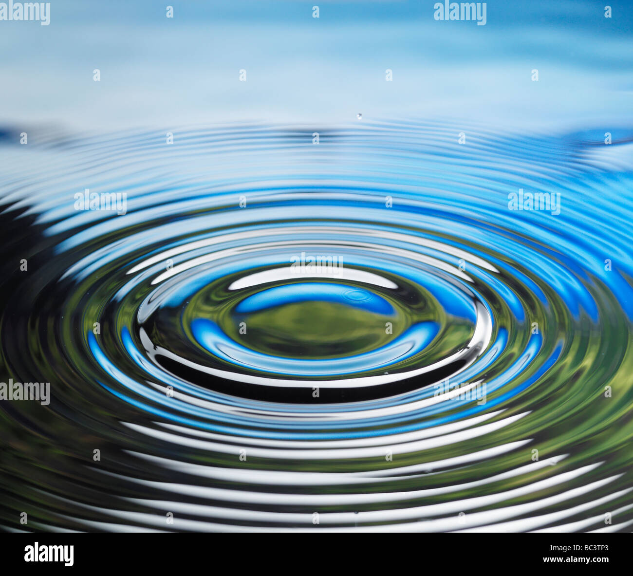 Goccia di acqua nel cielo di nuvole riflettente Foto Stock
